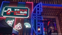 Yinyang Dimsum berlokasi di Senopati, Jakarta Selatan. Interior restoran China kontemporer ini menggunakan warna-warna terang seperti merah, hijau, sampai kuning. Di beberapa sudutnya juga ada ornamen khas China seperti gambar barongsai dan tulisan-tulisan China.