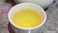 Puas makan dimsum, saatnya menutup santapan dengan teh jasmine. Satu pot teh di sini dibanderol Rp 33.000 untuk porsi dua orang.