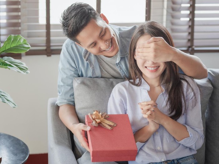 Ilustrasi pria yang memberikan hadiah untuk pcar. Foto: Getty Images/iStockphoto/teddybearpicnic. Ilustrasi pria yang memberikan hadiah untuk pcar. Foto: Getty Images/iStockphoto/teddybearpicnic.
