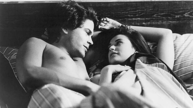 Cuplikan adegan Rob Lowe dan Demi Moore di About Last Night (1986).