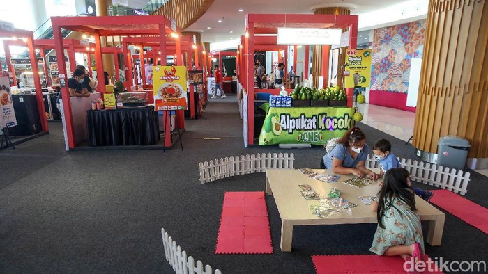 Ada Festival Jajanan Kekinian di Tangerang Ajang Festival Jajanan Kekinian menyapa warga Tangerang. Festival ini menyajikan 30 gerai makanan dan minuman yang sedang hits.