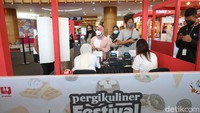 Para pengunjung bisa mendapatkan tester gratis dengan memindai QR code pada aplikasi PergiKuliner. Jadi sebelum memutuskan untuk membeli, pengunjung bisa mencicipi terlebih dahulu.