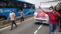 Polisi terus menyisir sepanjang Jalan Gatot Subroto yang mengarah ke Slipi untuk meminta massa pulang. 