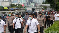 Sebelumnya, Kapolres Metro Jakarta Pusat Kombes Hengki Haryadi naik ke atas mobil komando. Hengki memberikan peringatan kepada massa Pemuda Pancasila untuk segera membubarkan diri.