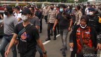 Hengki mengatakan aparat telah memberikan pelayanan kepada massa untuk menyampaikan pendapatnya. Namun yang terjadi, massa ricuh dan bahkan melukai polisi.
