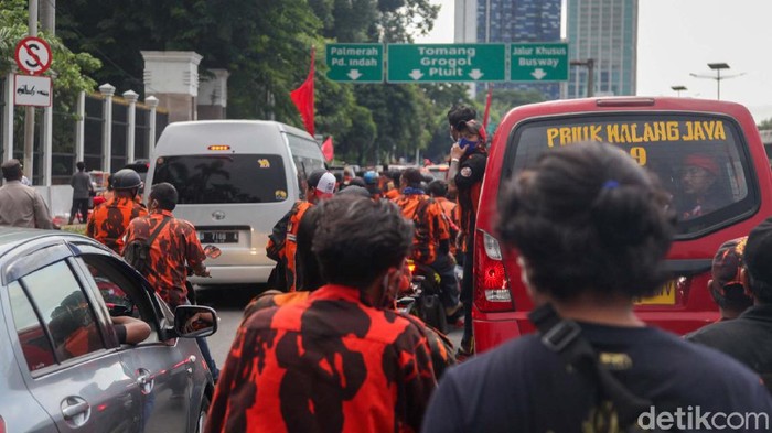Polisi memukul mundur massa Pemuda Pancasila (PP) yang demo di depan gedung DPR, Jakarta. Kapolda Metro Jaya Irjen Fadil Imran hadir ke lokasi.