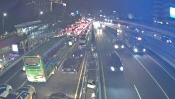 Ada kendaran terbakar di Tol Cawang, lalu lintas macet