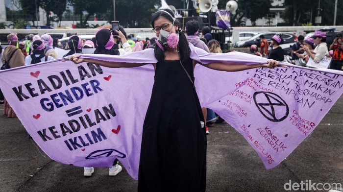 Ada Massa Tolak Kekerasan Seksual di Demo Pemuda Pancasila Massa Pemuda Pancasila masih menggelar demo di depan gedung DPR, Jakarta. Di saat bersamaan, muncul massa dari unsur lain untuk menolak kekerasan seksual.