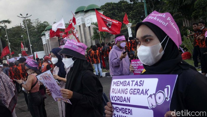 Massa Pemuda Pancasila masih menggelar demo di depan gedung DPR, Jakarta. Di saat bersamaan, muncul massa dari unsur lain untuk menolak kekerasan seksual.