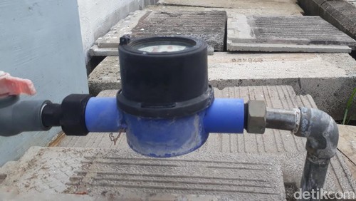 Puluhan warga Kota Pasuruan memutus jaringan PDAM. Mereka merasa tak bisa bertahan dengan pelayanan yang dinilai buruk.