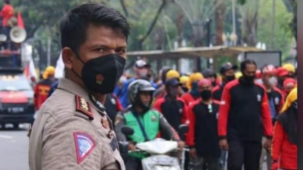 AKBP Dermawan Karosekali dikeroyok massa Pemuda Pancasila di depan DPR AKBP Dermawan Karosekali dikeroyok massa Pemuda Pancasila di depan DPR, Kamis (25/11/2021)