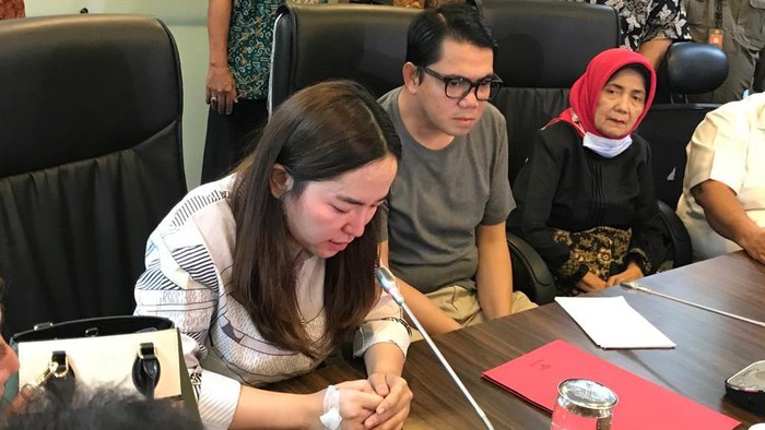 Setelah cekcok di Bandara Soekarno-Hatta, Anggiat Pasaribu minta maaf kepada Arteria Dahlan dan ibunda Arteria di kompleks gedung MPR/DPR, Senayan, Jakarta, Kamis (25/11/2021).