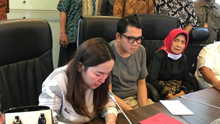 Anggiat Pasaribu meminta maaf ke Arteria Dahlan dan ibunda, di ruang Fraksi PDIP DPR, kompleks parlemen, Jakarta, Kamis (25/11/2021).