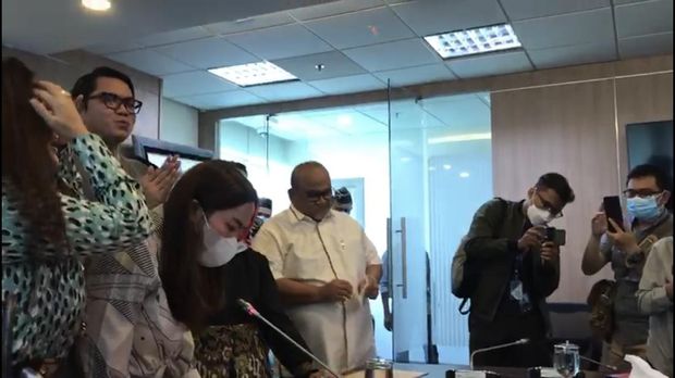Anggiat Pasaribu menyanyikan lagu Hymne Guru untuk ibunda Arteria Dahlan, di ruang Fraksi PDIP DPR, kompleks parlemen, Kamis (25/11/2021).