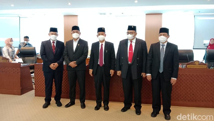 Anggota DPRD Sumut yang Baru Dilantik Sutarto bersama Pimpinan DPRD Sumut (Ahmad Arfah Fansuri Lubis/detikcom)