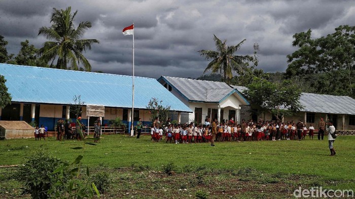 Antusias Pelajar di Sumba Barat Daya Mengantre Dapatkan Sepatu Relawan CT Arsa Foundation beri bantuan sepatu untuk siswa di SDN Reda Meter, Sumba Barat Daya, NTT. Para pelajar pun antusias mengantre untuk dapatkan sepatu.