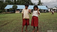 Diketahui, CT Arsa Foundation memberikan 100 pasang sepatu untuk para pelajar di sekolah tersebut.