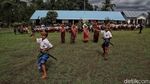 CT Arsa Berbagi Sepatu untuk Anak-anak SD di Sumba Barat Daya