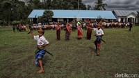 Diharapkan pemberian sepatu dari produk Bata ini dapat membangkitkan semangat belajar anak-anak di sekolah itu.