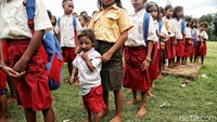 Sementara itu, pembagian sepatu tersebut disambut antusias oleh para pelajar di SDN Reda Meter, Sumba Barat Daya, NTT. Para pelajar tampak mengantre untuk mendapatkan sepatu yang dibagikan oleh relawan CT Arsa Foundation.