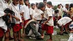 CT Arsa Berbagi Sepatu untuk Anak-anak SD di Sumba Barat Daya