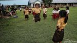 CT Arsa Berbagi Sepatu untuk Anak-anak SD di Sumba Barat Daya