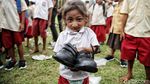 CT Arsa Berbagi Sepatu untuk Anak-anak SD di Sumba Barat Daya