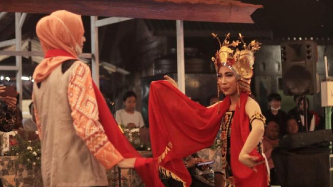 Apa jadinya tari Gandrung Banyuwangi bertemu dengan Tari Gandrung Lombok? Pasti seru.