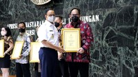 Gubernur DKI Jakarta, Anies Baswedan menyerahkan piagam penghargaan Inovasi Teknologi Digitalisasi Bank Sampah dengan program JakOne Artri kepada Direktur Utama Bank DKI, Fidri Arnaldy, dalam acara Apresiasi Masyarakat Peduli Lingkungan Tahun 2021 di Balai Kota DKI Jakarta, Rabu (24/11) kemarin.