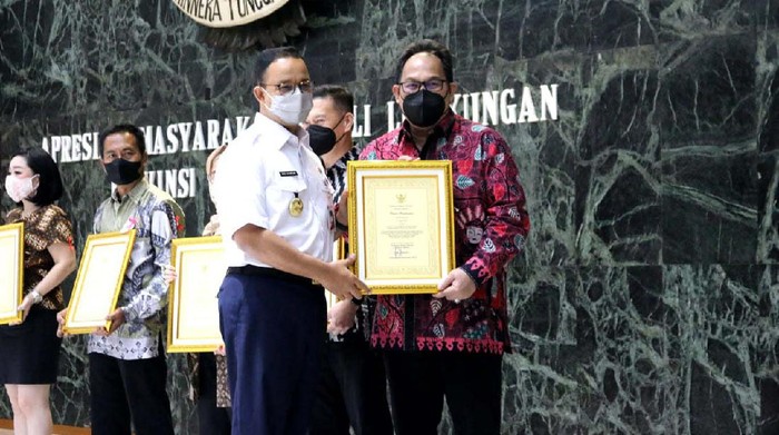 Apresiasi Masyarakat Peduli Lingkungan di Balai Kota DKI Apresiasi Masyarakat Peduli Lingkungan Tahun 2021 digelar di Balai Kota DKI Jakarta. Sejumlah pihak meraih penghargaan dari Gubernur Anies Baswedan.