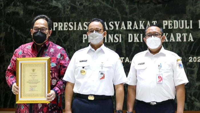 Apresiasi Masyarakat Peduli Lingkungan Tahun 2021 digelar di Balai Kota DKI Jakarta. Sejumlah pihak meraih penghargaan dari Gubernur Anies Baswedan.