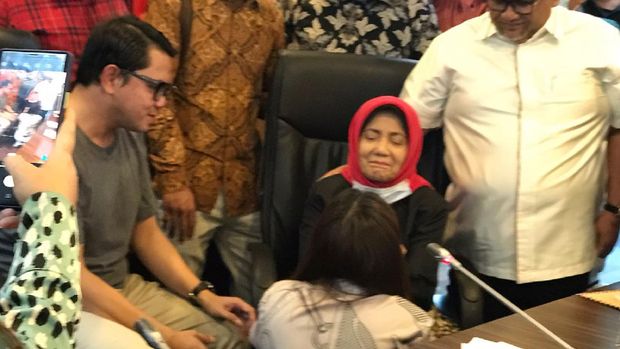 Anggiat Pasaribu meminta maaf ke ibunda Arteria Dahlan, di ruang Fraksi PDIP DPR, kompleks parlemen, Jakarta, Kamis (25/11/2021).