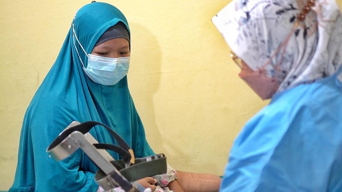 Asdilita saat  menjalani pemeriksaan untuk kaki palsu baru (dok. Istimewa)