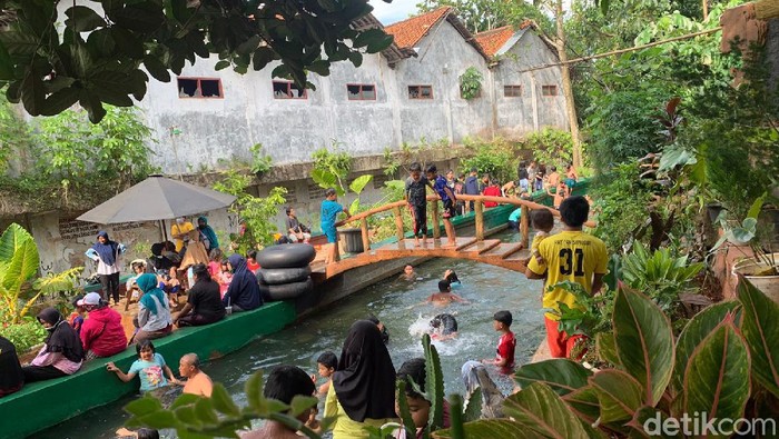 Asyiknya Bermain Air Dan Menyicipi Berbagai Jajanan Berwisata Gratis Di Wisata Kuliner Kali Cibarengkok Asyiknya Bermain Air Dan Menyicipi Berbagai Jajanan Berwisata Gratis Di Wisata Kuliner Kali Cibarengkok