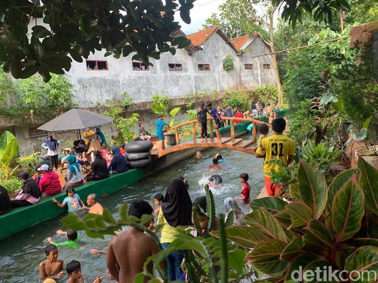 Foto: Main Air dan Nikmati Jajanan di Kali Cibarengkok
