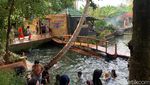 Foto: Main Air dan Nikmati Jajanan di Kali Cibarengkok