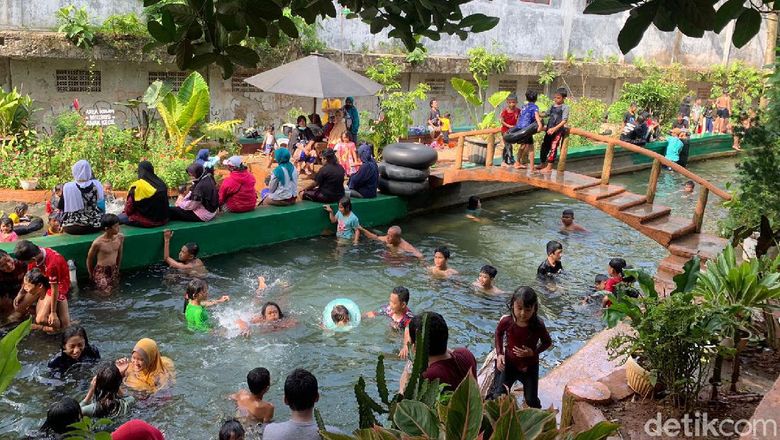 Asyiknya Bermain Air Dan Menyicipi Berbagai Jajanan Berwisata Gratis Di Wisata Kuliner Kali Cibarengkok