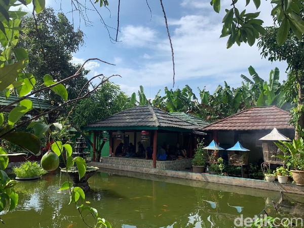 Masuk ke wisata ini tak akan dikenakan biaya tiket masuk, cukup biaya parkir Rp 3.000 untuk sepeda motor dan Rp 5.000 untuk mobil. (Luthfi hafidz/detikcom) Masuk ke wisata ini tak akan dikenakan biaya tiket masuk, cukup biaya parkir Rp 3.000 untuk sepeda motor dan Rp 5.000 untuk mobil. (Luthfi hafidz/detikcom)