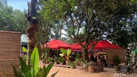Banyak terdapat saung-saung untuk traveler yang mau menaruh barang bawaan. Jajanan juga berjejer di area wisata. (Luthfi hafidz/detikcom)