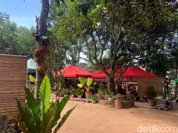 Banyak terdapat saung-saung untuk traveler yang mau menaruh barang bawaan. Jajanan juga berjejer di area wisata. (Luthfi hafidz/detikcom) Banyak terdapat saung-saung untuk traveler yang mau menaruh barang bawaan. Jajanan juga berjejer di area wisata. (Luthfi hafidz/detikcom)