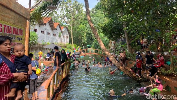 Asyiknya Bermain Air Dan Menyicipi Berbagai Jajanan Berwisata Gratis Di Wisata Kuliner Kali Cibarengkok