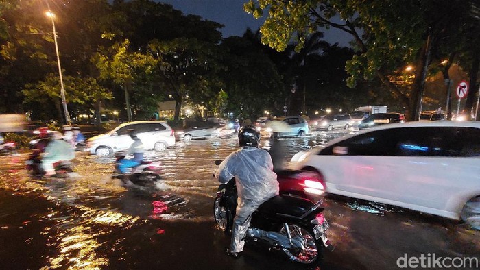 Banjir menggenangi Jalan Pelajar Pejuang Bandung