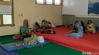 Sebelumnya, imbas banjir tak sedikit warga yang mengungsi ke tempat yang aman. Salah satu lokasi pengungsian berada di Kelurahan Degayu.