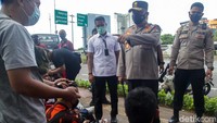 Kapolda Metro Jaya Irjen Fadil Imran bertanya kepada massa PP yang membawa senjata. 