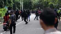 Sebelumnya, Kapolres Metro Jakarta Pusat Kombes Hengki Haryadi naik ke atas mobil komando. Hengki memberikan peringatan kepada massa Pemuda Pancasila untuk segera membubarkan diri.