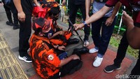 Adapun demo PP menuntut Anggota DPR Fraksi PDIP Junimart Girsang meminta maaf secara terbuka karena sempat meminta pemerintah membubarkan ormas yang identik dengan warna loreng hitam oranye ini. 