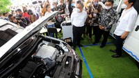 General Manager of Sales & Marketing Division PT Mitsubishi Motors Krama Yudha Sales Indonesia (MMKSI) Amiruddin didampingi Director of Product Strategy Division PT MMKSI Hikaru Mii dan Brand Ambassador Mitsubishi Motors RIfat Sungkar menjelaskan mobil listrik Mitsubishi Motors kepada Kepala Staff Kepresidenan Moeldoko saat mengunjungi booth Mitsubishi Motors pada pameran Indonesia Electric Motor Show 2021 di kawasan Puspitek Serpong, Tangerang Selatan.