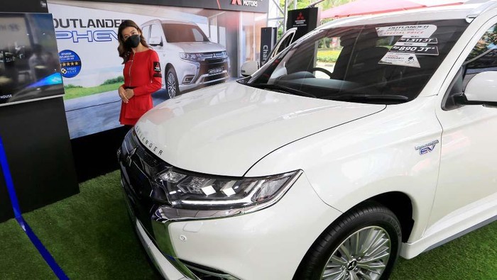 Beragam Mobil Listrik Tampil di IEMS 2021 Pameran mobil listrik Indonesia Electric Motor Show (IEMS) 2021 tengah digelar di Puspiptek, Serpong, Tangsel. Begini suasananya.