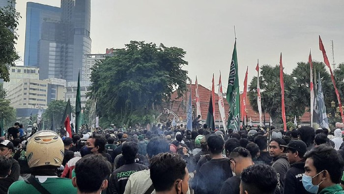 Bonek Suarakan Revolusi Sepak Bola