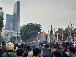 Suarakan Revolusi Sepak Bola, Suporter Bonek Geruduk Grahadi